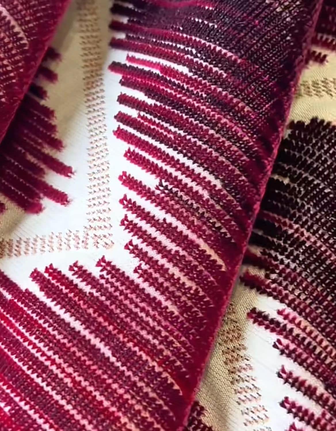 JBL ຄຸນະພາບສູງ Jacquard Velvet Fabric Fashion New Collection Interlaced Lines Pattern Morden Style Jacquard Velvet ສໍາລັບໂຊຟາ